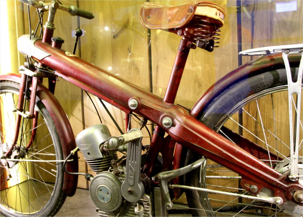 AGF-1950s-Cyclomoteur-PMi.jpg