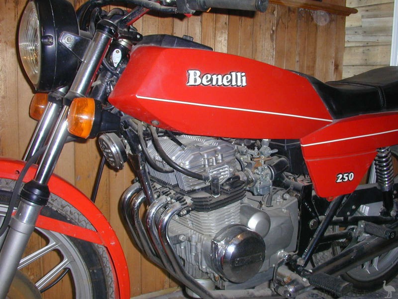 Benelli-1981-250-Quattro-detail.jpg