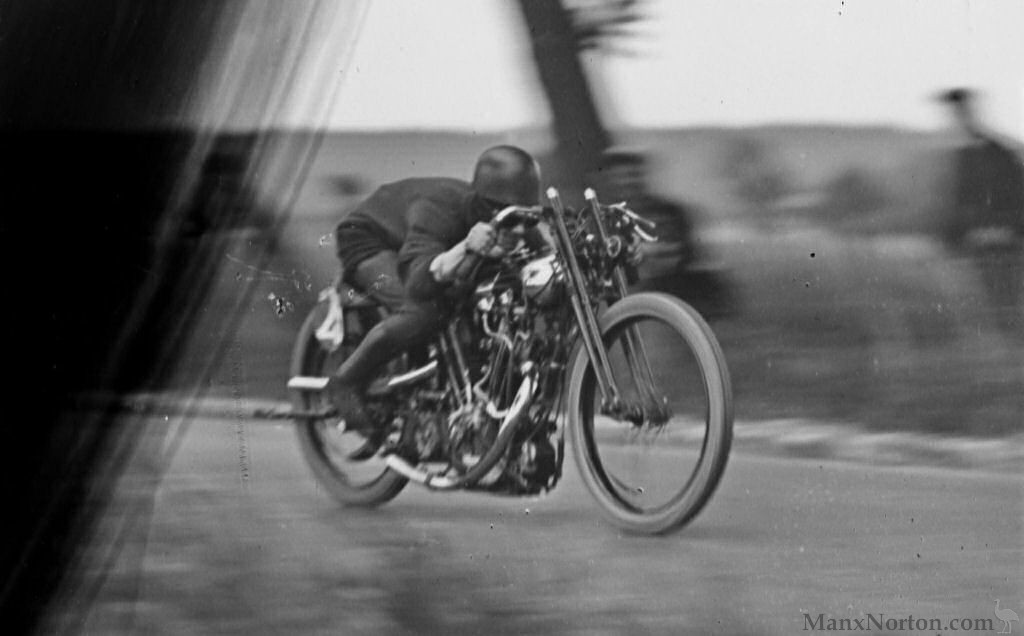 Brough-Superior-1924-1000cc-Bert-le-Vack-IBra.jpg