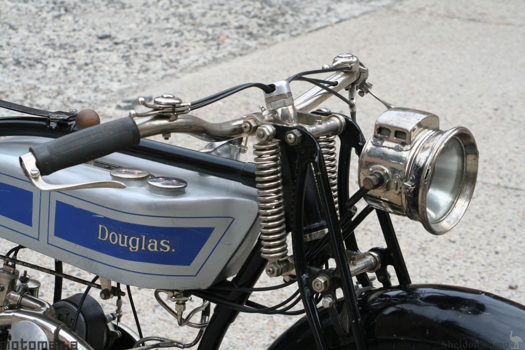 Douglas-1927-Model-EW-350cc-Motomania-3.jpg