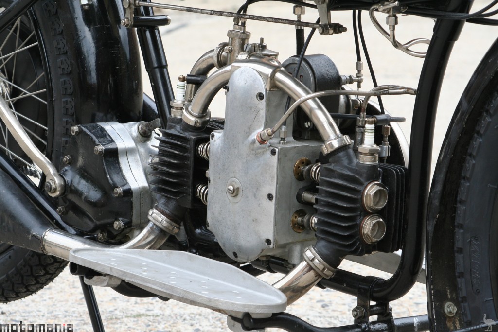 Douglas-1927-Model-EW-350cc-Motomania-5.jpg