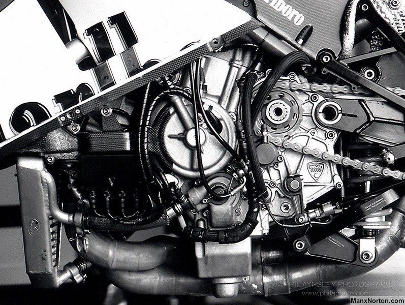 Ducati-engine-05.jpg