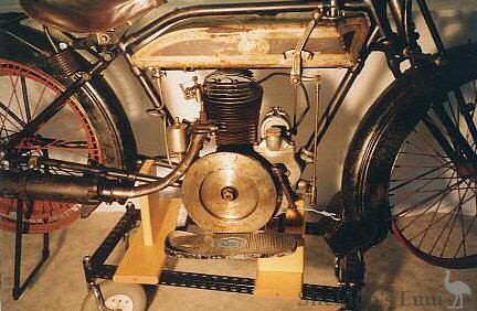 Gillet-Herstal-1920-Engine-RHS.jpg