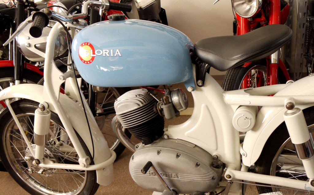 Gloria-1954-160cc-Blue-KW-CHo-01.jpg