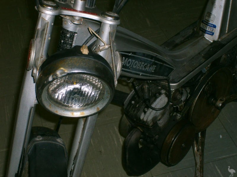 Motobecane-1980-Moped-front.jpg