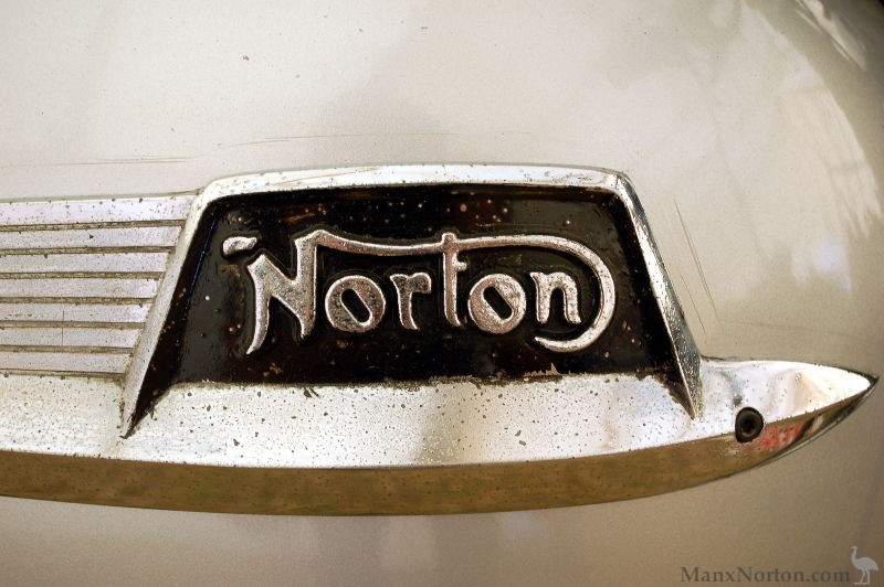 Norton-Dominator-Badge-Jaws-1.jpg