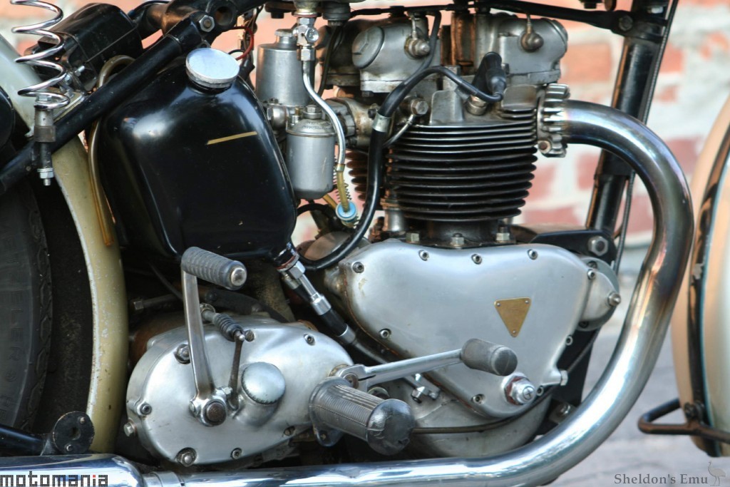 Triumph-1951-T100-Motomania-2.jpg